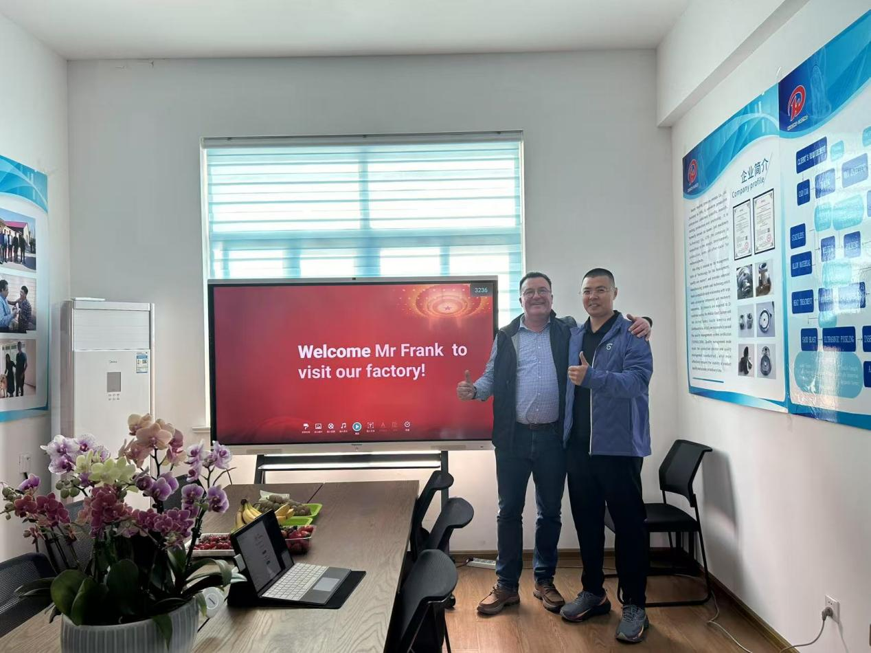 Die Belgiese klant het die fabriek twee keer besoek