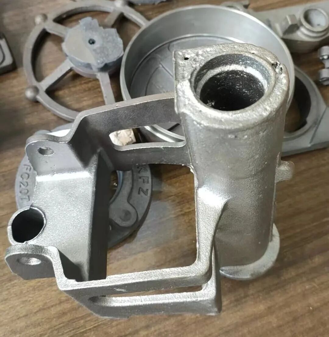 Behandeling vir ernstige poreusheid in silindriese buisvormige sandkerne tydens die vervaardiging van rekbare ysteronderdele deur gebruik te maak van groensandgiettegnologie